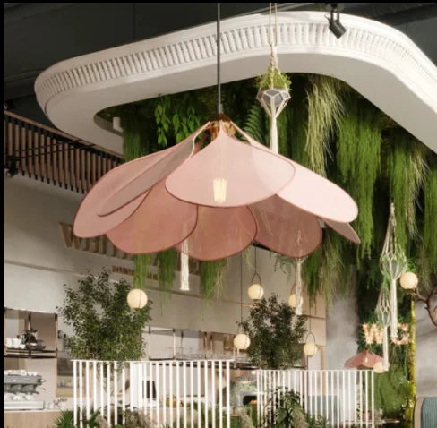 Suspension Élégante en Pétales de Fleurs